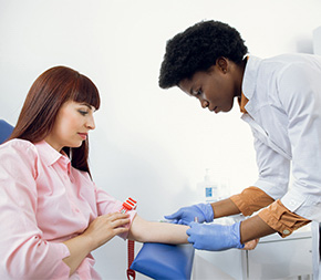 phlebotomist准备从病人取血